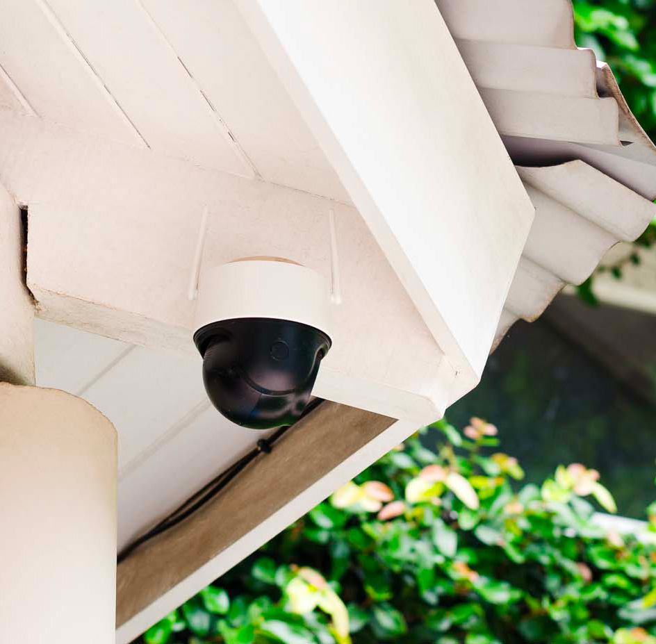 Caméra de surveillance installée sur façade extérieure