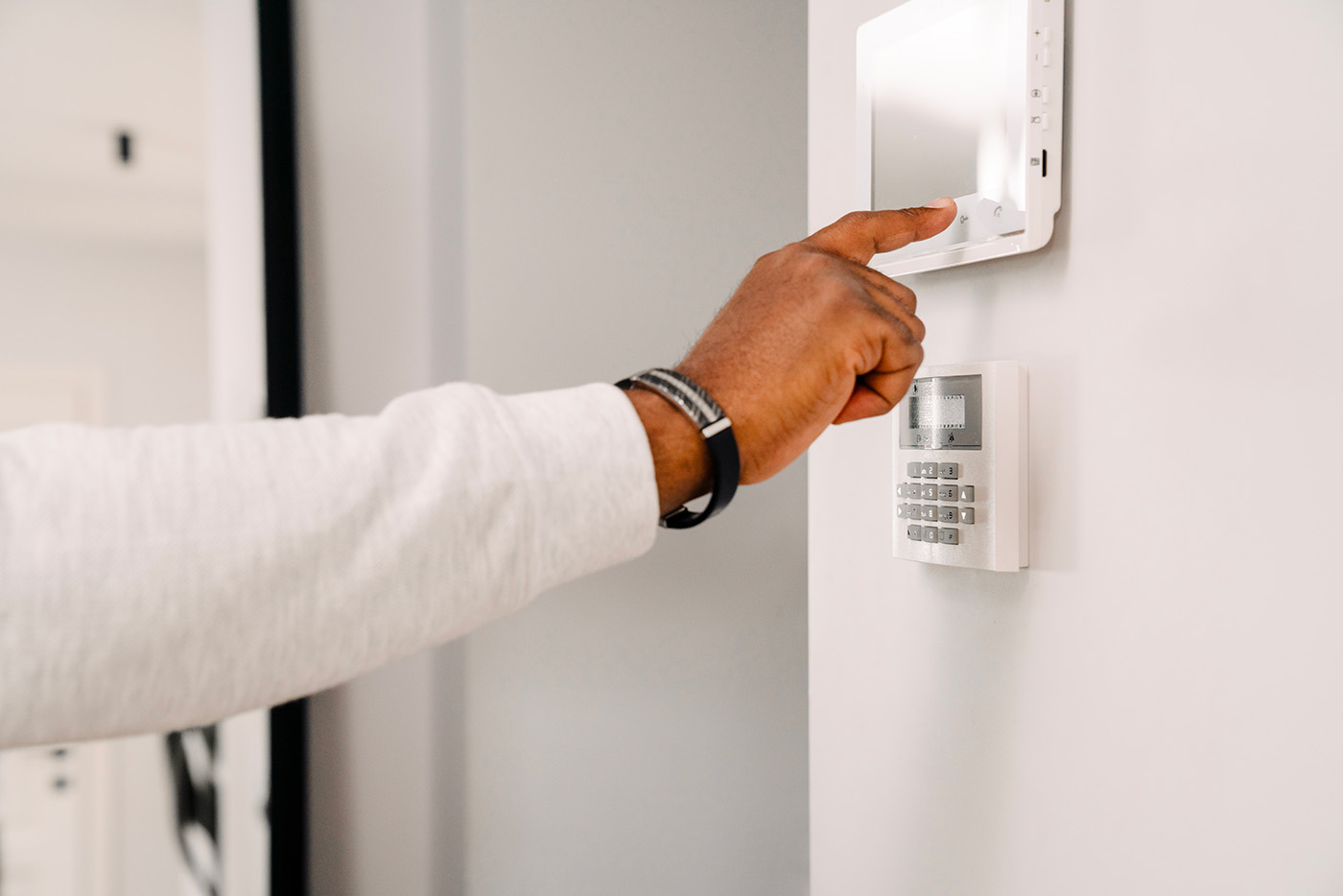 Technicien sécurité activant alarme maison